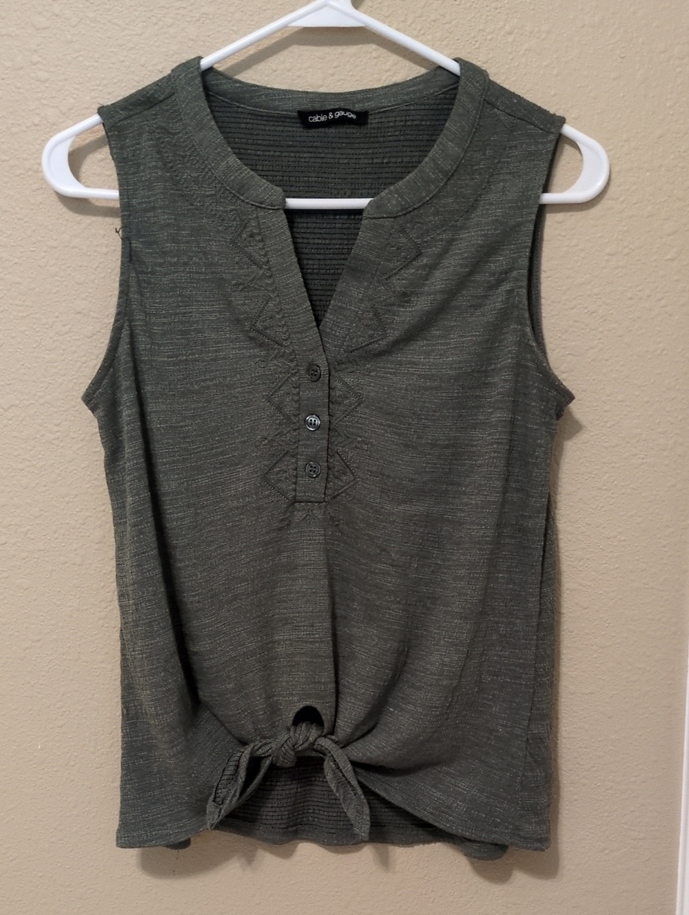 Sleeveless Top, 3 button V-neck With Decorative Stitching. Size Small